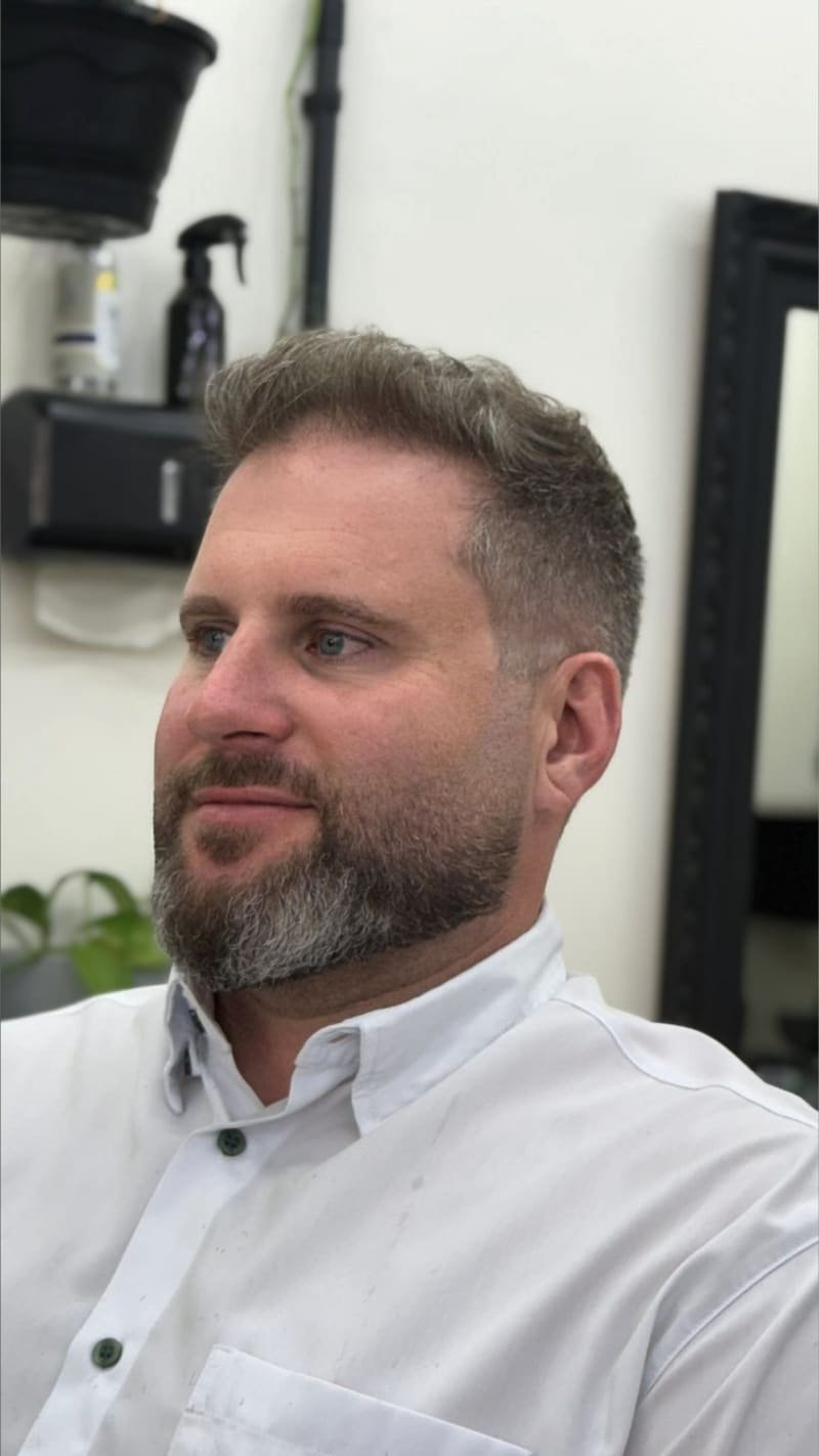Corte e barba finalizados em cliente da barbearia em Maringá