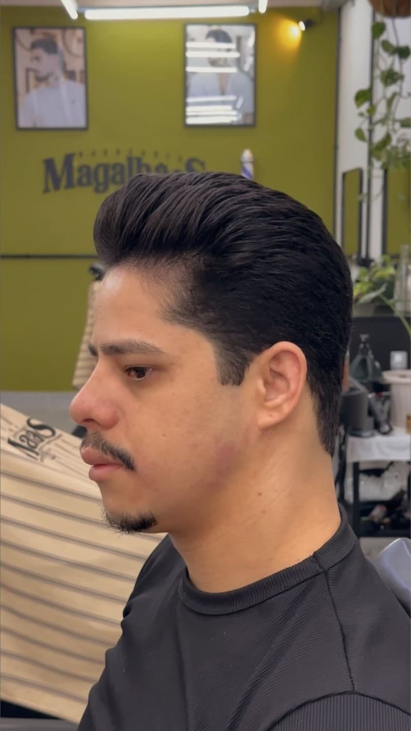 Corte masculino clássico penteado para trás na Barbearia Magalhães